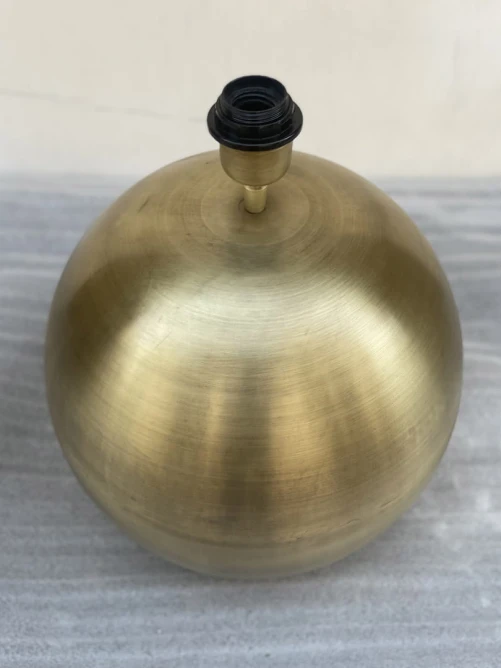 Lampa podłogowa metalowa złota przecierana – kula