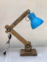 Lampa biurkowa z drewna i metalu – niebieska, meble drewniane Industrial