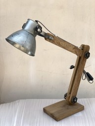 lampa biurkowa ze starego drewna i metalu srebrna postarzana