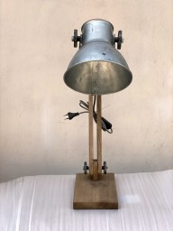 lampa biurkowa ze starego drewna i metalu srebrna postarzana
