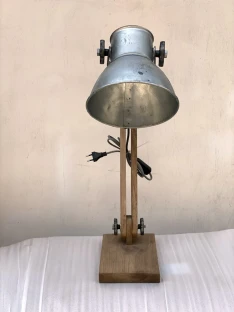 lampa biurkowa ze starego drewna i metalu srebrna postarzana