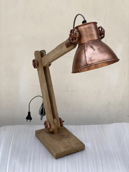 lampa biurkowa ze starego drewna i metalu copper