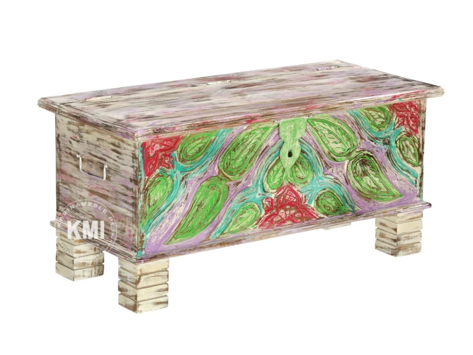 Kolorowy kufer boho z drewna mango – detal rzeźbienia
