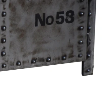 detal komody usine czarny napis no 58 na przecieranym szarym metalu meble industrialne