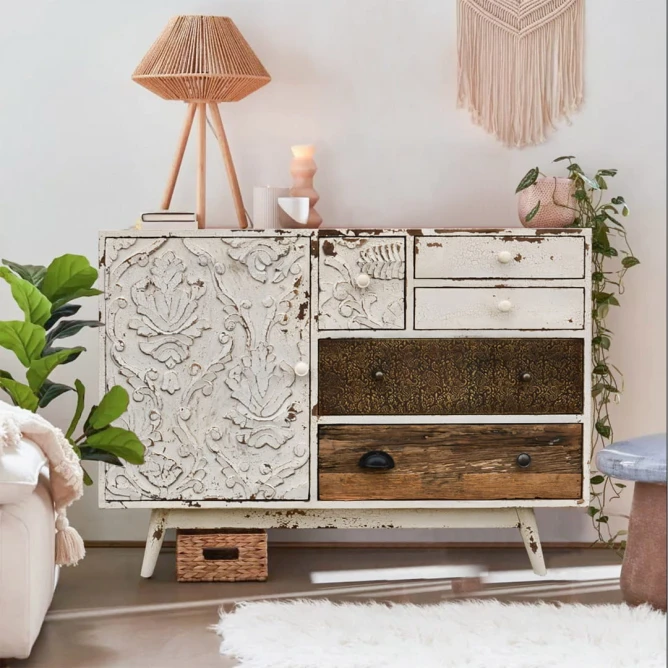 mała komoda loftowa do salonu vintage biała rzeźbiona postarzana