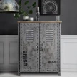 szara metalowa komoda usine z drewnianym blatem w eleganckim ciemnym salonie meble loftowe