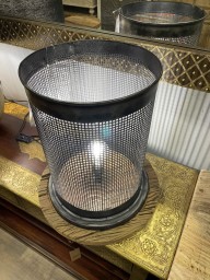 Loftowa lampa stojąca ze starego drewna i metalu – styl industrialny
