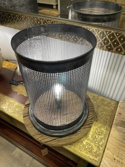 Lampa stojąca loftowa z drewna i metalu – widok z przodu