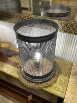 Metalowa oprawa lampy – industrialny detal