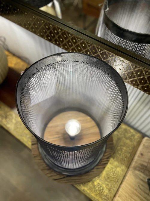 Lampa podłogowa w aranżacji z meblami drewnianymi