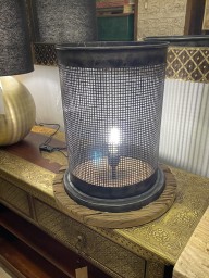 Loftowa lampa stojąca ze starego drewna i metalu – styl industrialny