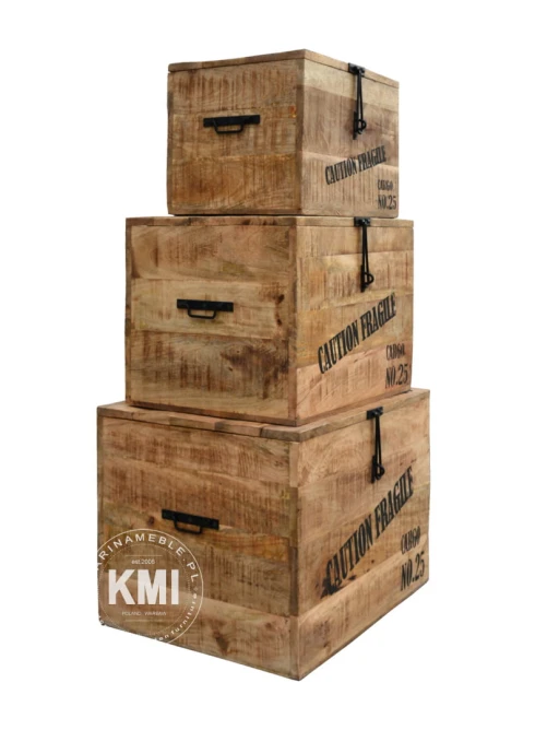 meble vintage komplet trzech loftowych skrzyń z nadrukami