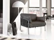Industrialny fotel Harvey ze skóry i metalu w aranżacji loftowego salonu