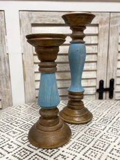 Zestaw dwóch drewnianych świeczników Alma Blue – vintage'owy design z drewna mango