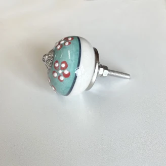 Uchwyt ceramiczny w stylu boho – detal kolorowego zdobienia