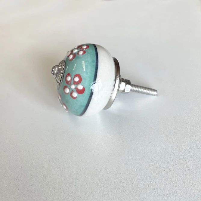 Uchwyt ceramiczny w stylu boho – detal kolorowego zdobienia