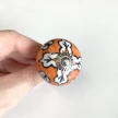Pomarańczowa gałka ceramiczna do mebli z bliska