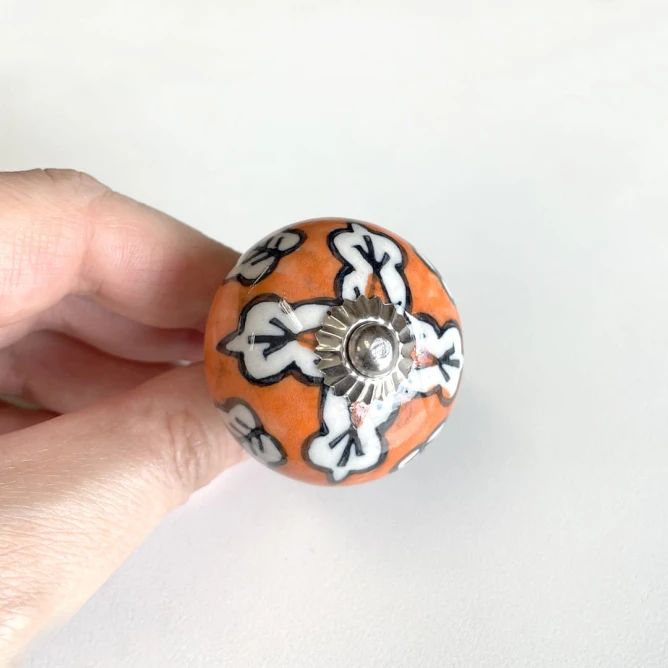 Pomarańczowa gałka ceramiczna do mebli z bliska