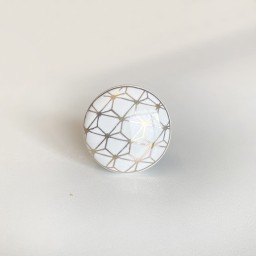 Uchwyt ceramiczny biało-złoty – gałka meblowa elegancka i stylowa