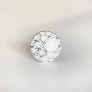 Uchwyt ceramiczny biało-złoty – gałka meblowa elegancka i stylowa