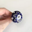 Niebieska gałka ceramiczna do mebli z bliska
