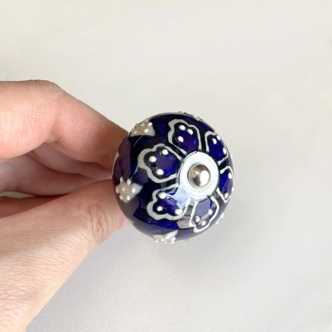 Niebieska gałka ceramiczna do mebli z bliska