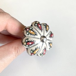 Gałka Ceramiczna – Biała z Niebieskim Wzorem w Stylu Orientalnym