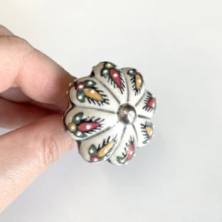 Gałka Ceramiczna – Biała z Niebieskim Wzorem w Stylu Orientalnym