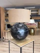 Industrialna lampa kula czarna z efektem postarzenia