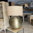 Średnia lampa kula złota bez abażura – styl loftowy