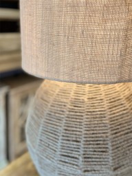 Duża kula jutowa lampa stołowa XL – styl boho, naturalne meble
