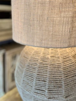Duża kula jutowa lampa stołowa XL – styl boho, naturalne meble