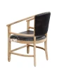 tył fotela jakarta wykończony czarną skórą i nitami drewniana rama