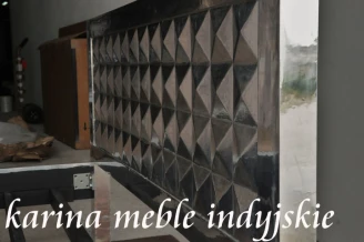 zbliżenie na tłoczoną blachę na boku łóżka nowoczesne meble glamour