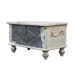 kufer w stylu shabby chic z metalowymi uchwytami i toczonymi nogami