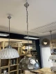 Industrialna lampa metalowa – widok boczny
