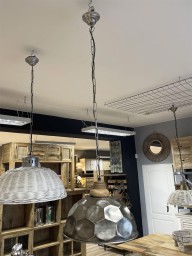 Metalowa lampa loftowa – industrialny styl oświetlenia