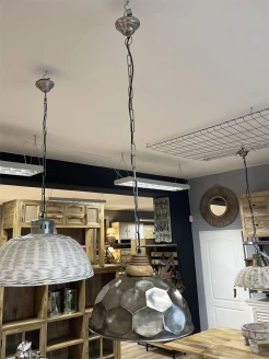 Industrialna lampa metalowa – widok boczny
