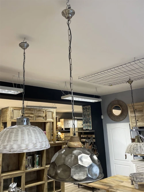 Industrialna lampa metalowa – widok boczny