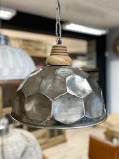 Metalowa lampa loftowa – industrialny styl oświetlenia