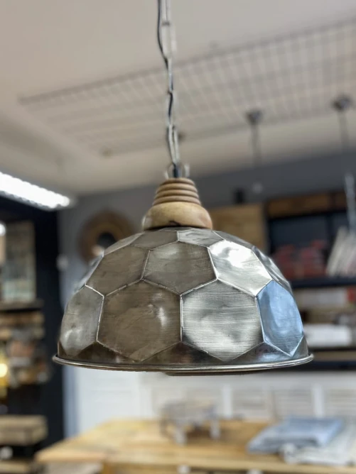 Metalowa lampa loftowa – widok z boku