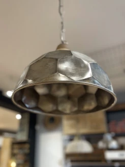 Industrialna lampa metalowa - widok od dołu