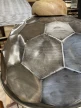 Detal metalowej konstrukcji lampy loftowej