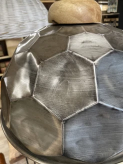 Detal metalowej konstrukcji lampy loftowej
