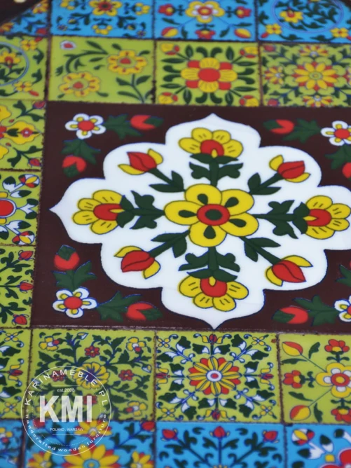 Drewniany stolik z ceramicznymi płytkami – meble orientalne
