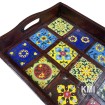 meble boho piękna drewniana taca indyjska z ceramicznymi kafelkami
