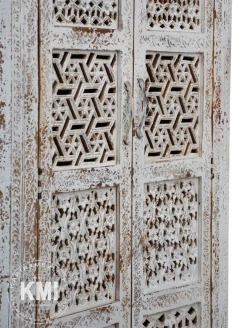 meble indyjskie w stylu boho szafa rzeźbiona bielona postarzana z półkami