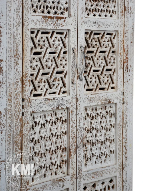 meble indyjskie w stylu boho szafa rzeźbiona bielona postarzana z półkami