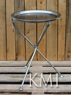metalowy stolik pomocnik z tacą