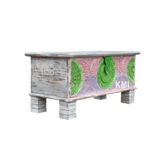 Detal boków – ręcznie rzeźbione ornamenty w stylu indyjskim
